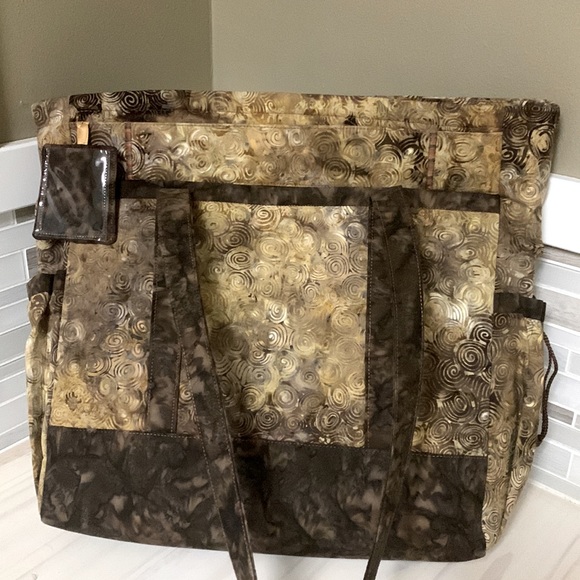 Large tote with multiple exterior and interior pockets - Picture 2 of 7